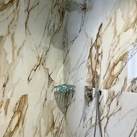 Sky View & Restaurant فندق